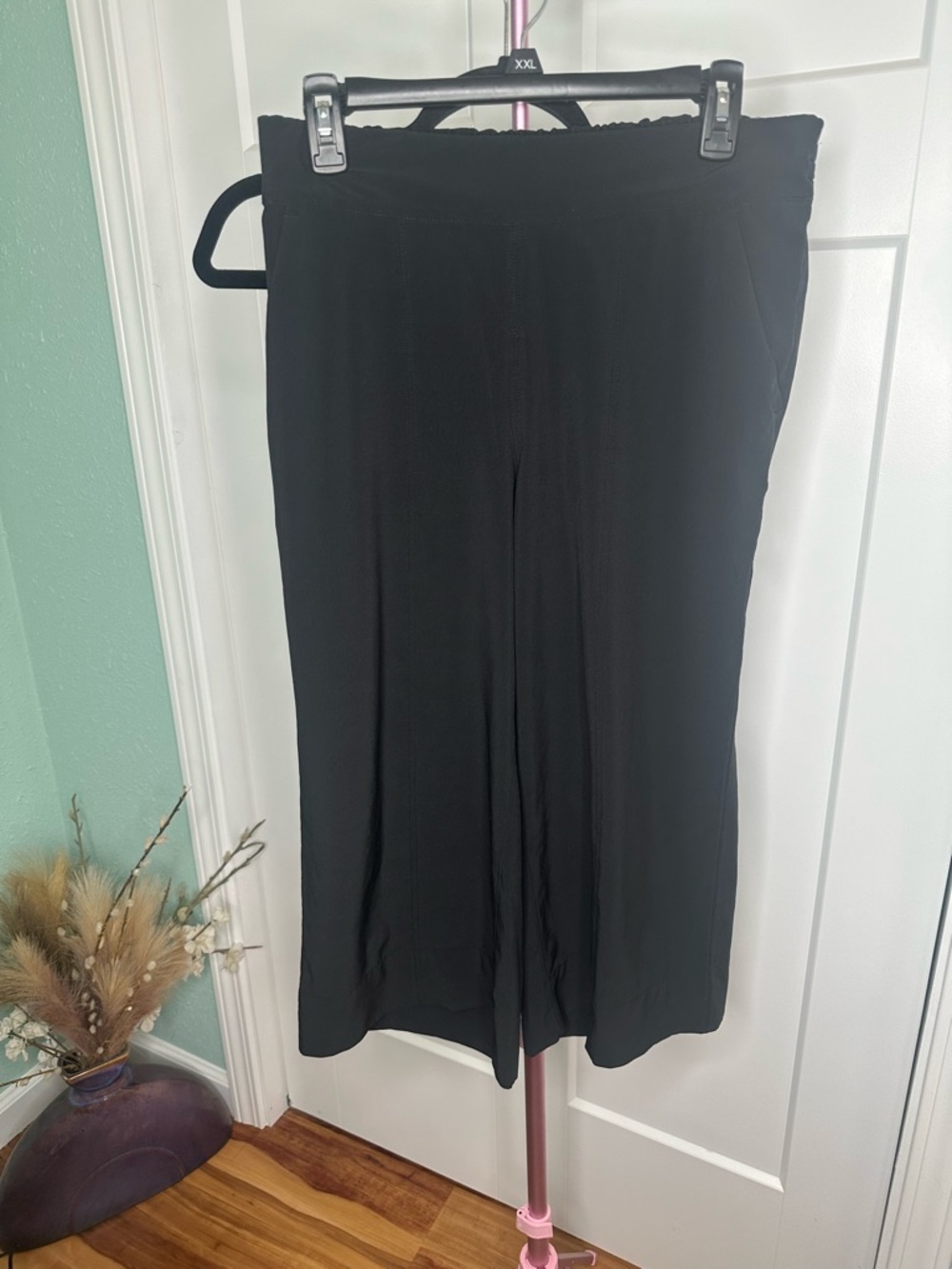 Athleta black wide-leg athletic pull on trousers size 8 casual basic flowy capri